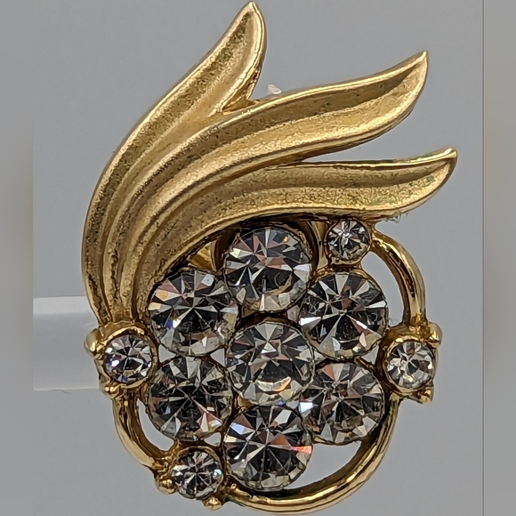 Beautiful Vintage Gold Tone Rhinestone Crown Trifari Clip on Earrings - Picture 4 of 8